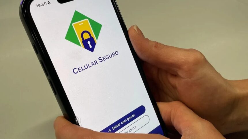Mãos seguram smartphone com aplicativo Celular Seguro, exibindo logo e botão 'Entrar com gov.br'.
