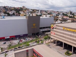 Complexo do ViaShopping visto de cima, com letreiros, McDonald's, Burger King e estacionamento com carros.