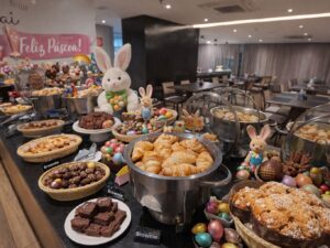 Experiência “Sabores da Páscoa: Chocolates & Clássicos” reúne mais de 80 itens e transforma o café da manhã do hotel em evento gastronômico