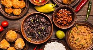 Pratos típicos da culinária mineira, como feijão tropeiro, frango com quiabo e torresmo, resgatam o sabor de fazenda em restaurantes próximos à capital