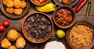 Pratos típicos da culinária mineira, como feijão tropeiro, frango com quiabo e torresmo, resgatam o sabor de fazenda em restaurantes próximos à capital