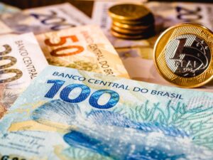 Lista global de bilionários da Forbes inclui três empresários nascidos em Minas Gerais; soma das fortunas ultrapassa R$ 23 bilhões