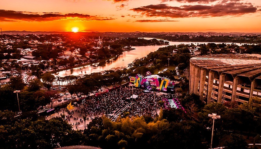 Vista panorâmica do Mineirão e Mineirinho no entardecer em BH