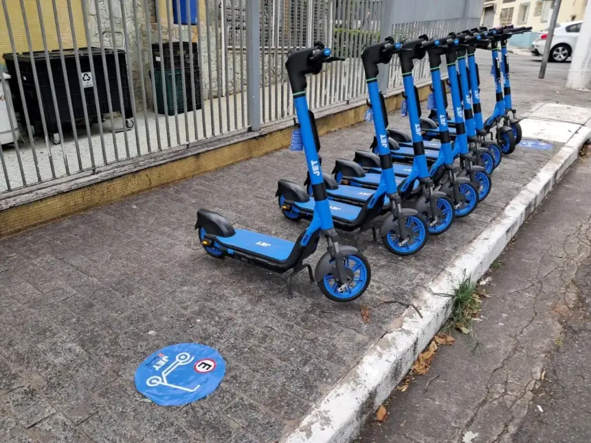 Patinetes elétricos voltam a circular com limite de velocidade, exigência de cadastro para maiores de 18 anos e monitoramento por georreferenciamento