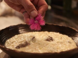 Festival de risotos na Savassi, em Belo Horizonte, promete reunir diferentes versões do prato italiano preparadas ao vivo pelos chefs durante a experiência gastronômica