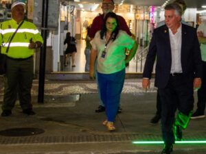 Novos dispositivos com barras de LED e contador regressivo são testados em travessia de pedestres no Centro de Belo Horizonte para aumentar a segurança e reduzir distrações no trânsito