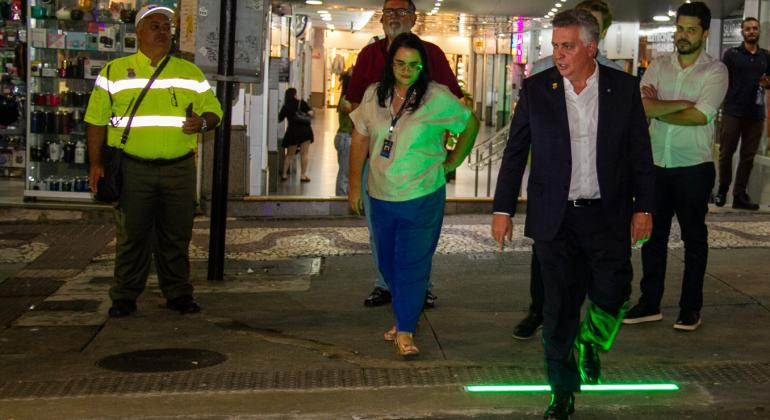 Novos dispositivos com barras de LED e contador regressivo são testados em travessia de pedestres no Centro de Belo Horizonte para aumentar a segurança e reduzir distrações no trânsito