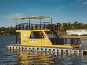 Passeio de barco na Lagoa da Pampulha, em Belo Horizonte, com catamarã turístico “Capivarã”