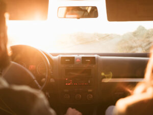 Vista traseira casal indo em uma viagem