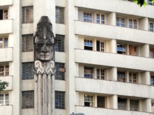 Escultura de rosto indígena em Art Déco na fachada do Edifício Acaiaca.