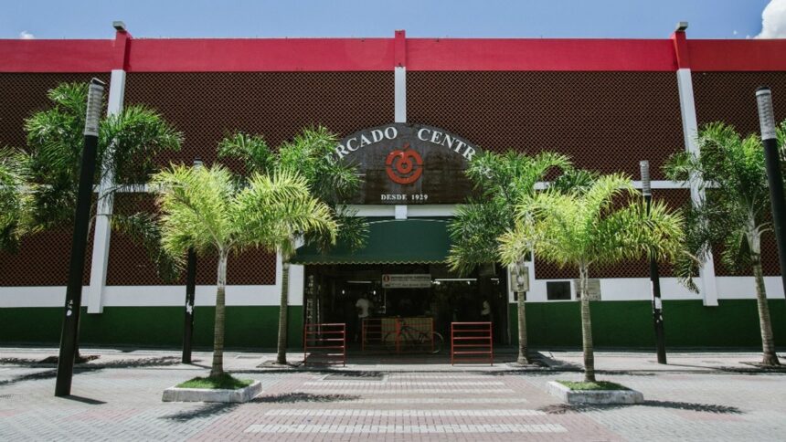 Fachada do Mercado Central com letreiro "MERCADO CENTRAL DESDE 1929", palmeiras e faixa de pedestres.