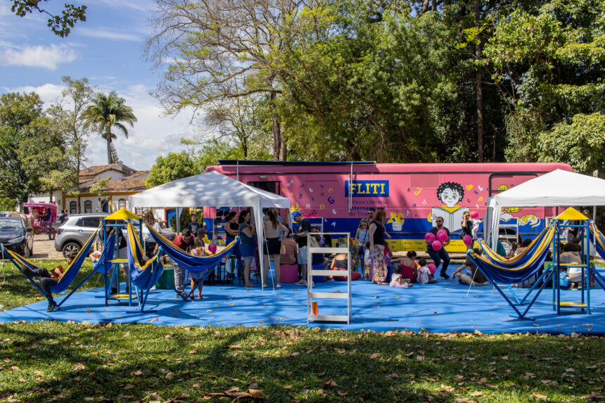 Feira literária em MG coloca alunos para escolher livros