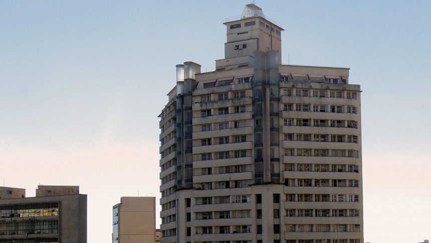 Edifício Acaiaca, prédio alto de arquitetura Art Déco em Belo Horizonte, com topo de vidro, contra céu azul.