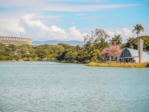 Vista panorâmica da Lagoa da Pampulha com a Igreja de São Francisco e o estádio Mineirão ao fundo.