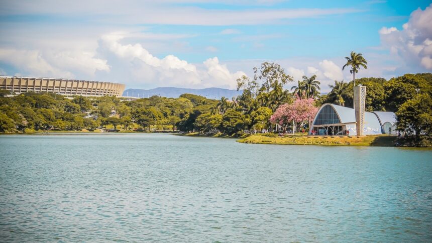 Vista panorâmica da Lagoa da Pampulha com a Igreja de São Francisco e o estádio Mineirão ao fundo.