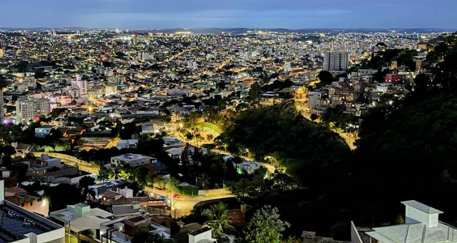 Ruas residenciais do bairro Serrano, em Belo Horizonte, com ambiente tranquilo e comércio local em expansão