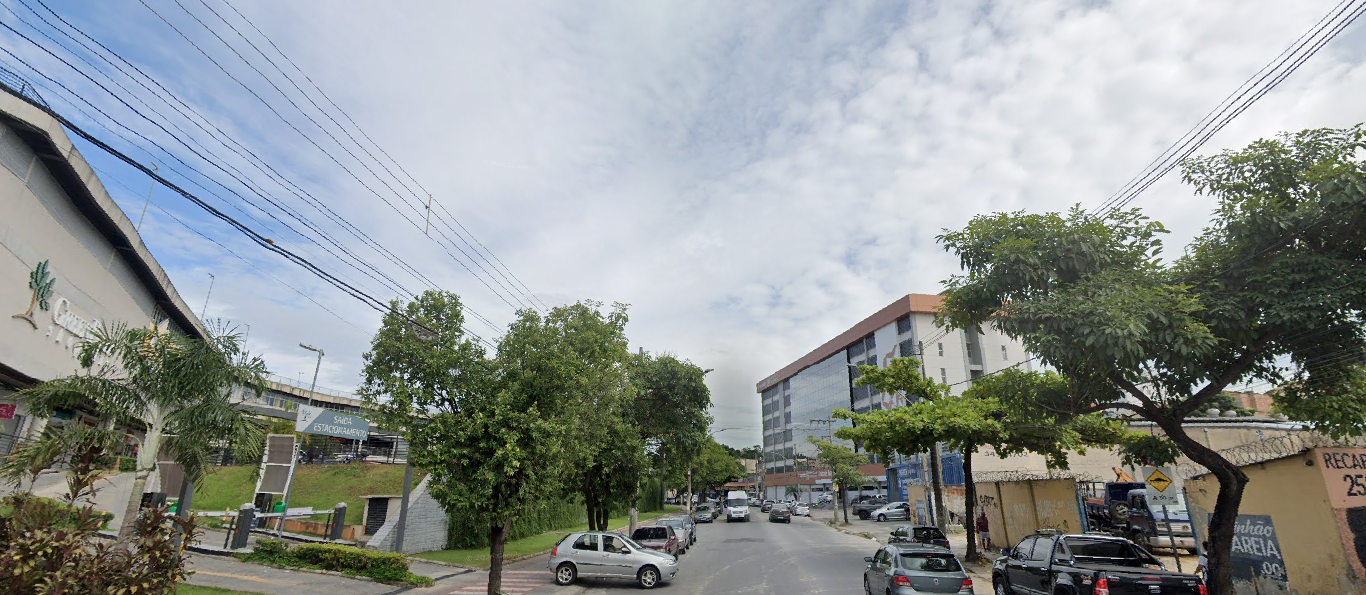 Rua do bairro Santa Mônica, na região da Pampulha, em Belo Horizonte, com comércios e movimento local