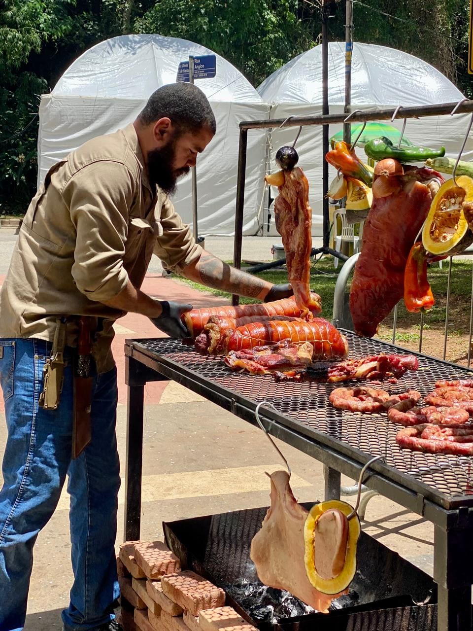 homem manuseando pedaço de carne - (foto: Brava/Divulgação)
