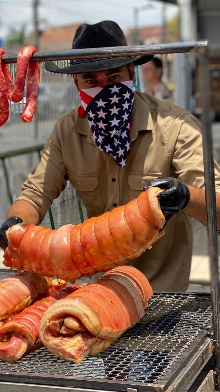 homem manuseando pedaço de carne - (foto: Brava/Divulgação)