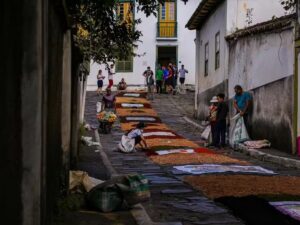 Tapetes devocionais colorem as ruas de Ouro Preto durante a Semana Santa e reúnem moradores em uma tradição coletiva de fé e arte