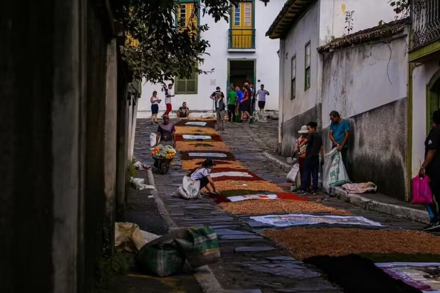 Tapetes devocionais colorem as ruas de Ouro Preto durante a Semana Santa e reúnem moradores em uma tradição coletiva de fé e arte