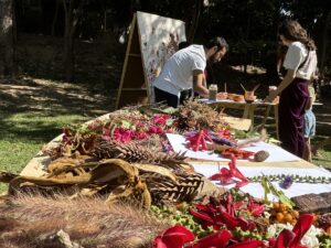 Obras da exposição Eco ALA utilizam folhas, sementes e pigmentos naturais para criar experiências artísticas e sensoriais