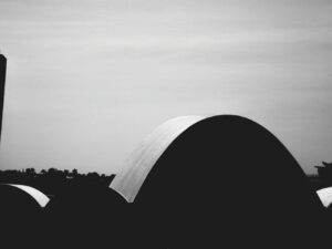 Silhueta da Igreja da Pampulha em preto e branco, em Belo Horizonte.