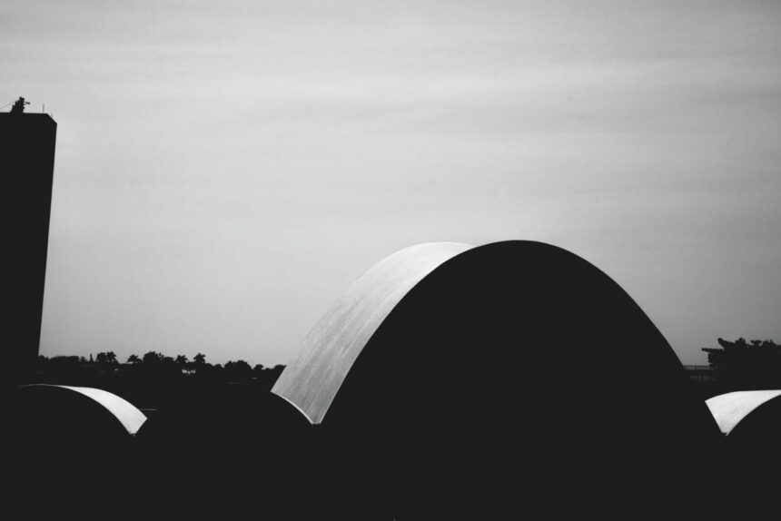 Silhueta da Igreja da Pampulha em preto e branco, em Belo Horizonte.