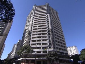 Edifício Acaiaca, prédio alto Art Déco, em Belo Horizonte, visto de baixo contra céu azul.