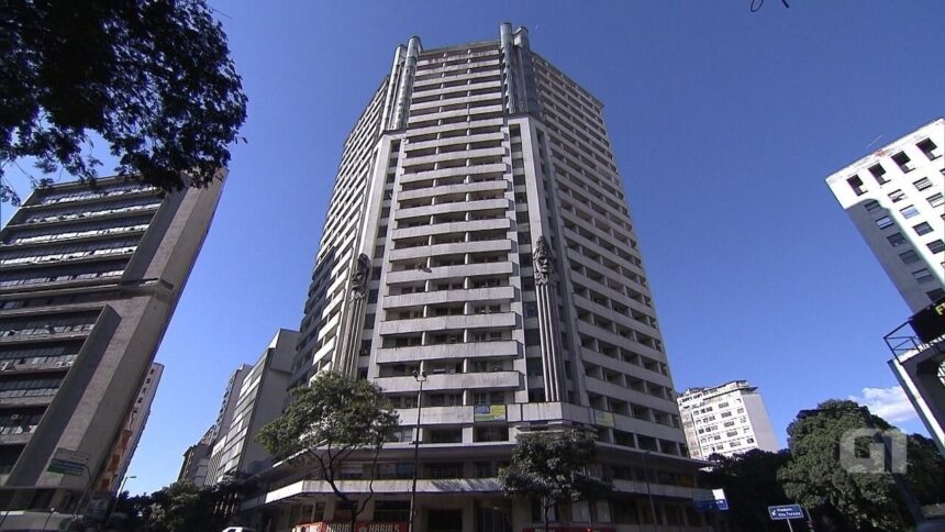 Edifício Acaiaca, prédio alto Art Déco, em Belo Horizonte, visto de baixo contra céu azul.