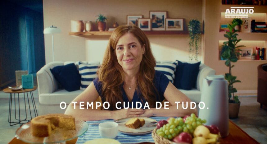 Campanha da Drogaria Araujo celebra 120 anos ao unir memória, afeto e tecnologia, com uso de Inteligência Artificial para recriar diferentes épocas e reforçar a conexão com gerações de mineiros