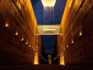 Iluminação do Memorial Brumadinho cria atmosfera de contemplação na experiência noturna “Luzes da Memória”, que será conduzida pela arquiteta Mariana Novaes