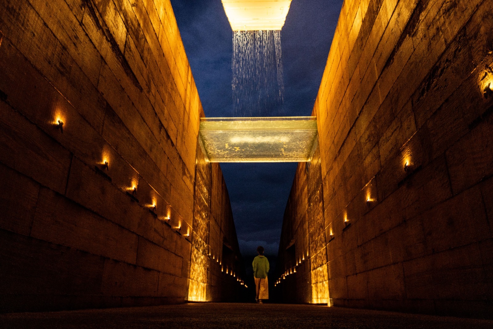 Iluminação do Memorial Brumadinho cria atmosfera de contemplação na experiência noturna “Luzes da Memória”, que será conduzida pela arquiteta Mariana Novaes