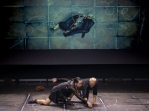 Espetáculo “CHÃO”, da Mimulus Cia. de Dança, retorna aos palcos com proposta sensorial sobre caminhos e transformações humanas