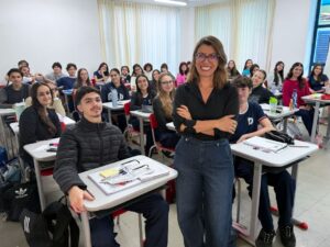 A diretora pedagógica Camila Ferreira defende o uso equilibrado da tecnologia e o acompanhamento individual como pilares para o desempenho acadêmico
