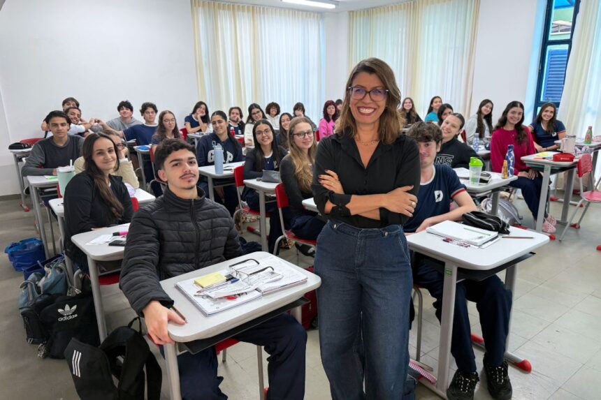 A diretora pedagógica Camila Ferreira defende o uso equilibrado da tecnologia e o acompanhamento individual como pilares para o desempenho acadêmico