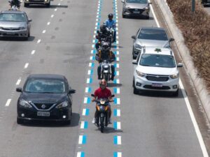 Prefeitura de Belo Horizonte vai implementar faixa azul exclusiva para motociclistas, com publicação de portaria prevista para esta terça-feira (28)