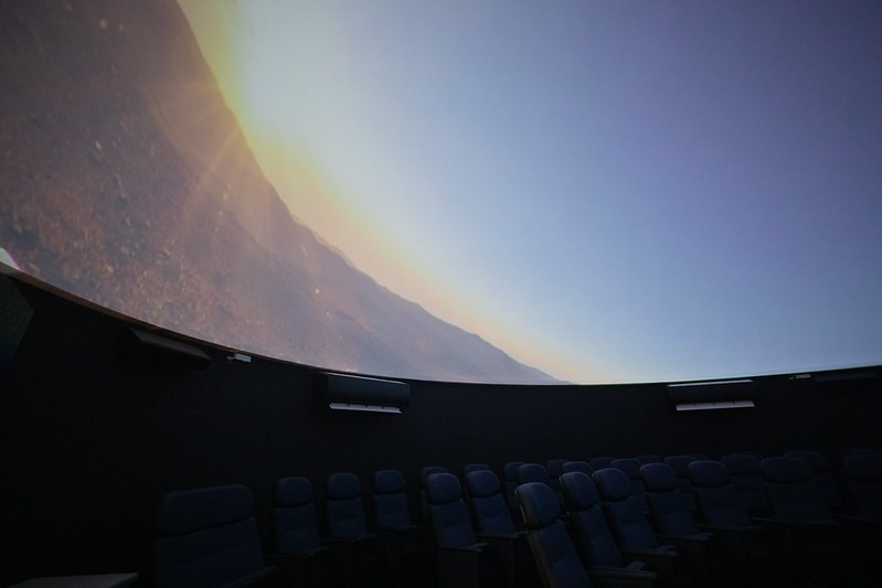 Público acompanha sessão no Planetário da PUC Minas, que nesta terça (28) une concerto “Ecos da Lua” à observação de corpos celestes com telescópios