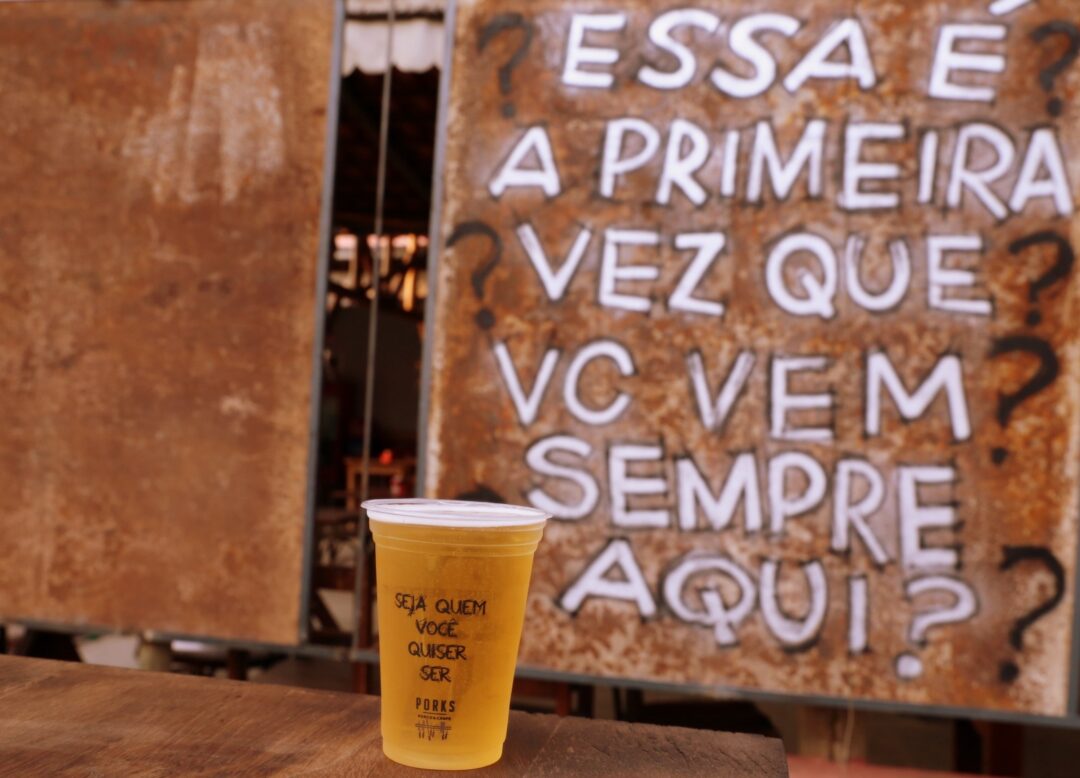 Cliente brinda com chope pilsen gratuito em ação da Porks – Porco & Chope no Dia do Trabalhador, em Belo Horizonte