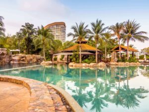 resorts e spas próximos a Belo Horizonte, mostrando piscinas, áreas verdes e chalés em meio à natureza, representando descanso e lazer a menos de duas horas da cidade