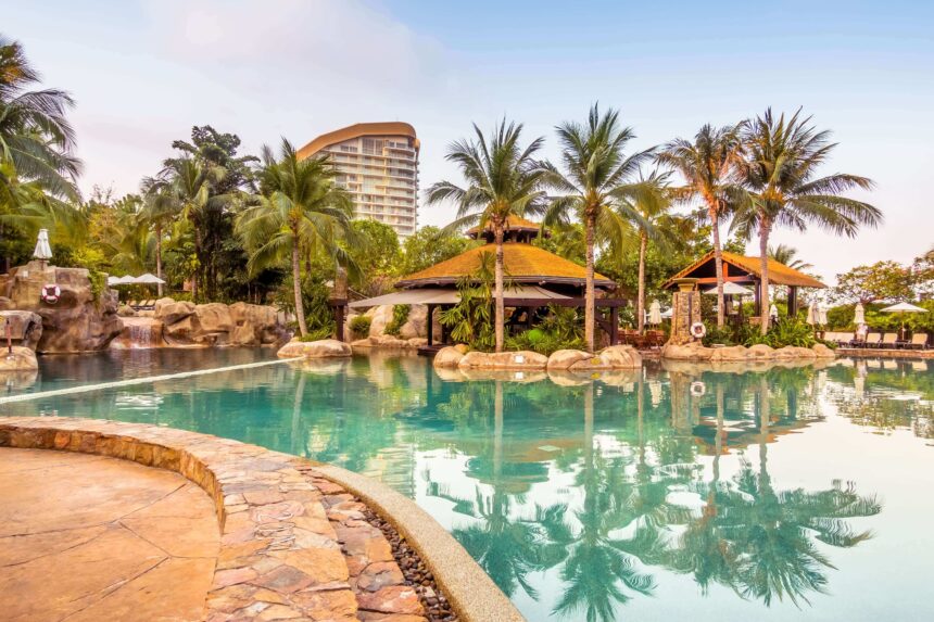 resorts e spas próximos a Belo Horizonte, mostrando piscinas, áreas verdes e chalés em meio à natureza, representando descanso e lazer a menos de duas horas da cidade