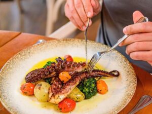 Chega de borracha: chefs de BH ensinam o segredo do polvo macio