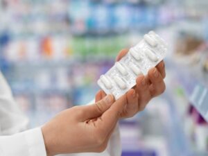 Farmacêutico de vista lateral no trabalho