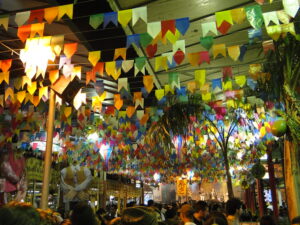 Festa junina em Belo Horizonte com bandeirolas coloridas