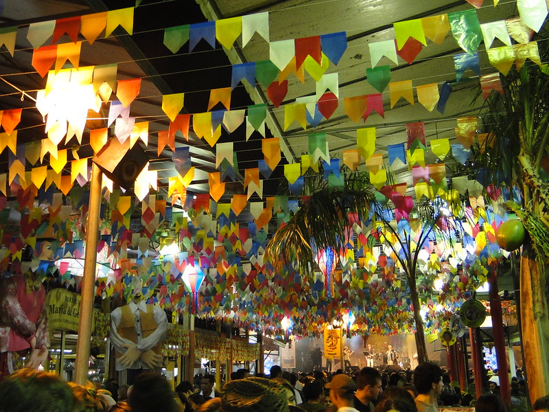 Festa junina em Belo Horizonte com bandeirolas coloridas