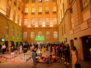 Centro Cultural Banco do Brasil Belo Horizonte (CCBB BH) com obras da exposição “MEME: no Br@sil da memeficação”, em cartaz na capital mineira