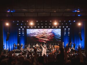Carlinhos Brown e Orquestra Ouro Preto apresentam concerto gratuito na Praça da Liberdade, em Belo Horizonte