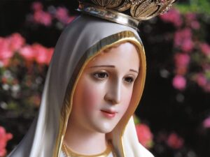 Estátua de Nossa Senhora de Fátima com coroa dourada, véu branco e detalhes em ouro.