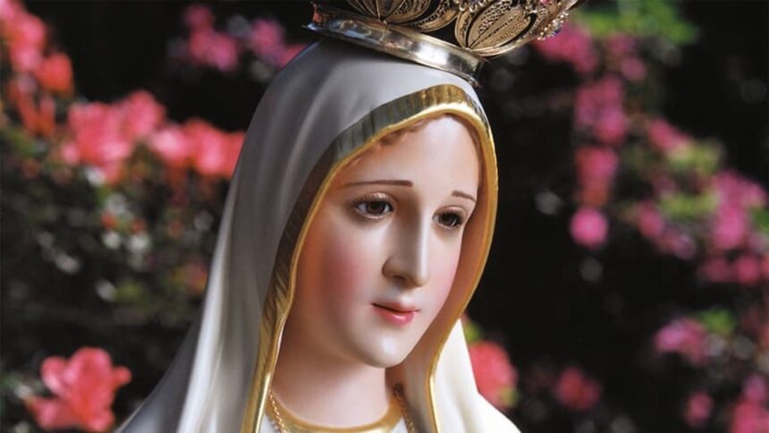 Estátua de Nossa Senhora de Fátima com coroa dourada, véu branco e detalhes em ouro.