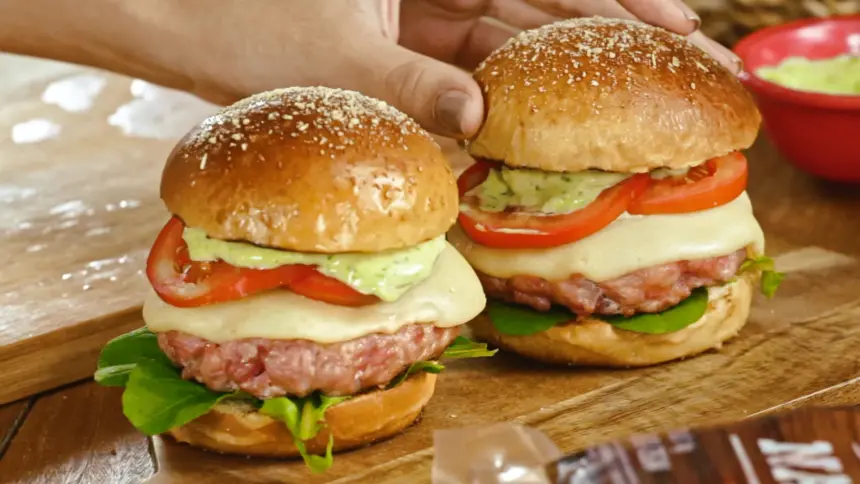 hambúrguer de linguiça na brasa